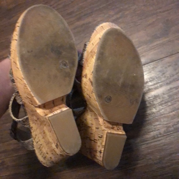 Size 7 and 1/2, snake print wedges - Picture 4 of 5